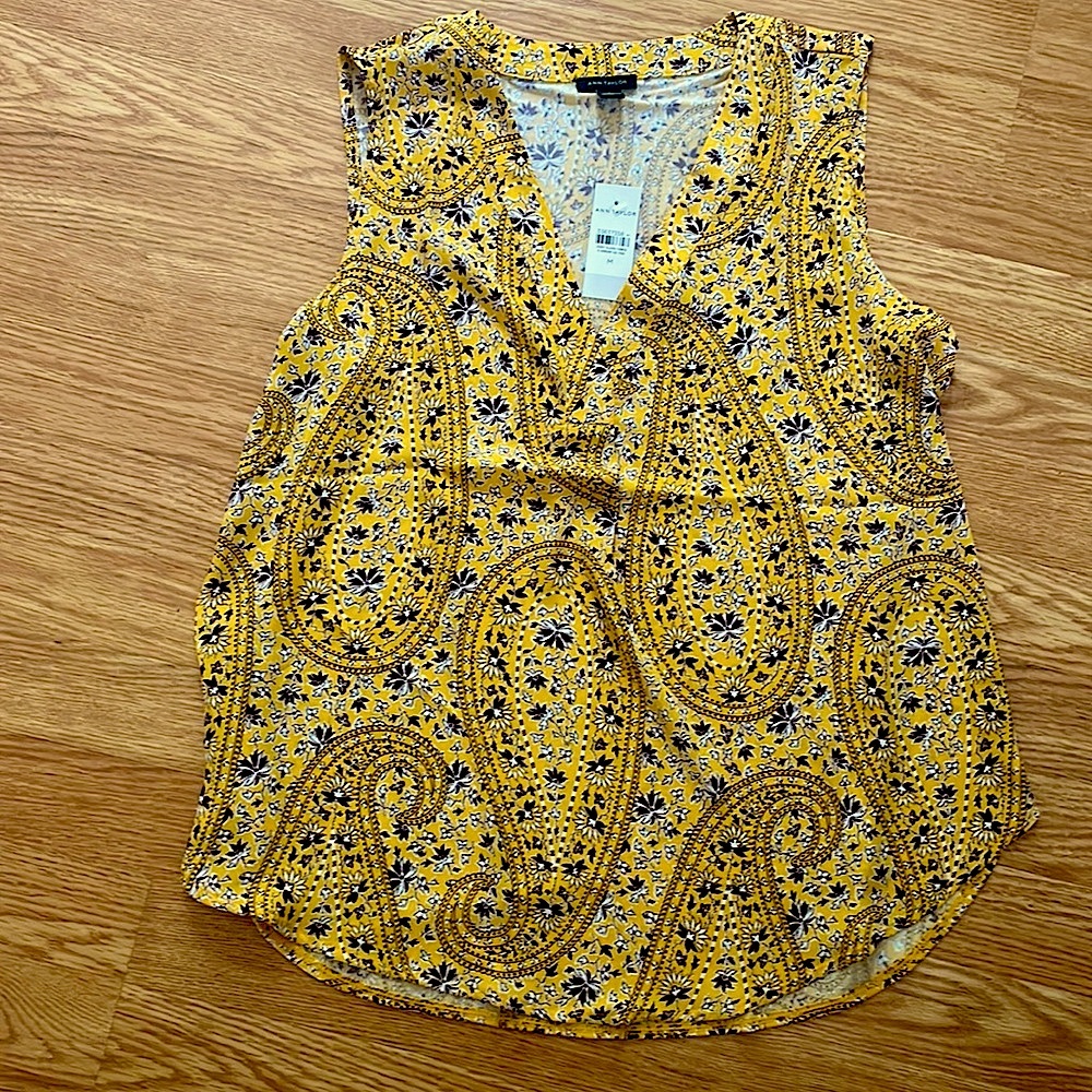 Ann Taylor sleeveless top. NWT. Medium.